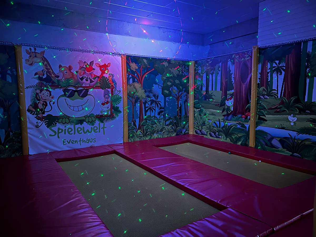 Kinder im Trampolinpark